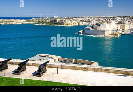 Batterie de canons à la salonette du fort Lascaris St. Angelo de la Vittoriosa les jardins de Barrakka supérieurs vue sur le port et le Grand port de la Valette, mal Banque D'Images