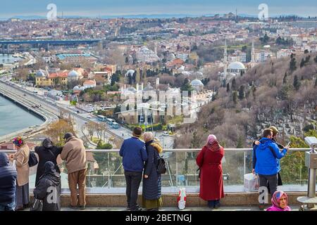 Istanbul, Turquie - 12 février 2020: Pont d'observation de la colline Pierre Loti, district d'Eyup. Les touristes vêtus de vêtements chauds regardent l'hiver Banque D'Images