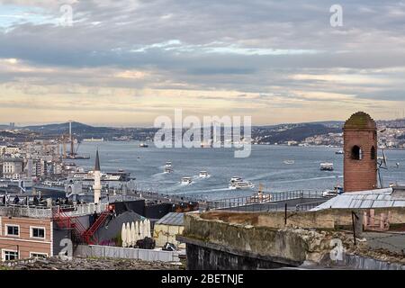Istanbul, Turquie - 12 février 2020: Vue du pont d'observation de la Mosquée Suleymaniye à la baie de la Corne d'Or, au quartier de Karakoy, dans le district de Beyoglu, et b Banque D'Images