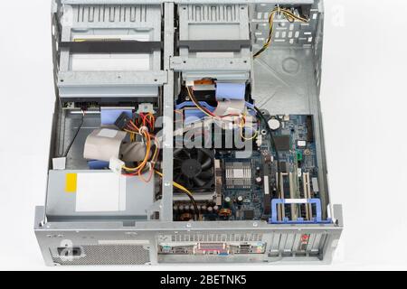 Ancien ordinateur de bureau, lecteur de disquette interne, lecteur de cd, disque dur, carte mère , bloc d'alimentation. PC sans carte supérieure. Banque D'Images