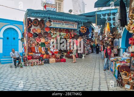 Shopping souvenir avec un tuyau de shish touristique et local, Souk, Medina, Sousse, Tunisie Banque D'Images