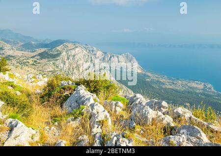 Collines et rochers de la chaîne de montagne Biokovo en face de la mer Adriatique de Makarska riviera, Dalmatie, Croatie Banque D'Images