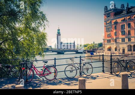 Vélos près de la rampe de pont et de la tour de l'hôtel de ville de Stockholm (Stadshuset) du Conseil municipal et lieu du prix Nobel sur l'île Kungsholmen, Lak Banque D'Images