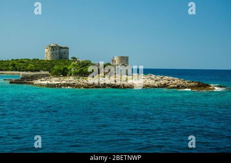 Monastère et église Vavedenja Presvete Bogorodice sur l'île Mala Gospa et forteresse Arza près de Zanjic sur la péninsule de Lustica, baie Boka Kotor avec t bleu Banque D'Images