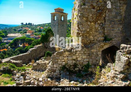 Ancienne chapelle de la tour de l'horloge et ruines de la forteresse du bar Stari près de Bar City, Monténégro Banque D'Images