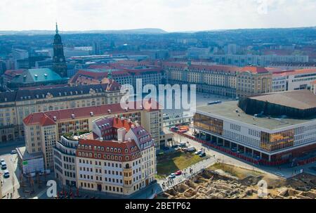 Vue panoramique sur la ville de Dresde avec place centrale et vieux bâtiments de la plate-forme de vue de l'église luthérienne de notre Dame Frauenkirche, Allemagne Banque D'Images