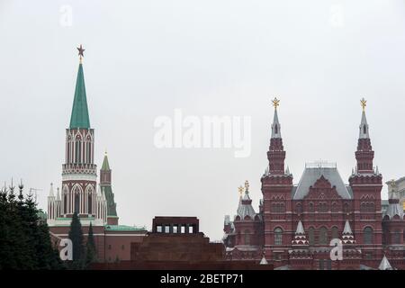 Place rouge avec vue sur le mausolée de Lénine, le musée historique de l'État et la tour de Nikolskaya contre un ciel gris nuageux, Moscou, Russie. Banque D'Images