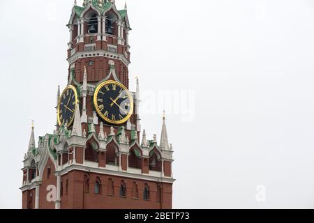 Russie, Moscou - la célèbre tour Spasskaya avec le kremlin se rapproche d'un ciel gris nuageux. Banque D'Images