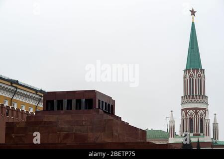 Place rouge avec vue sur le mausolée de Lénine et la tour de Nikolskaya contre un ciel gris nuageux, Russie, Moscou. Banque D'Images