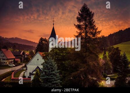 Toits d'un petit village de Bolsternang avec église et fermes dans le sud de l'Allemagne (Bade-Wurtemberg) dans les Alpes au coucher du soleil crépuscule nuit crépuscule Banque D'Images