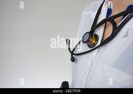Portrait de la tête du prestataire médical féminin en regardant la caméra isolée sur fond gris Banque D'Images