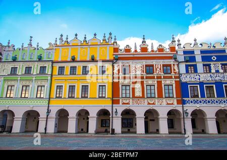 Grande place du marché et rangée d'anciens bâtiments colorés dans le centre de la ville de Zamosc (la Perle de la Renaissance, patrimoine mondial de l'UNESCO), Pologne Banque D'Images