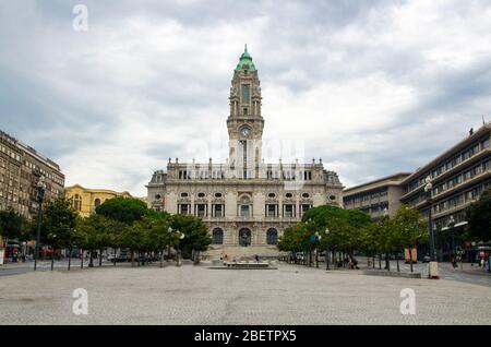 Hôtel de ville de Porto ou Camara Municipal do Porto sur Avenida dos Aliados, place de la liberté, Porto, Portugal Banque D'Images