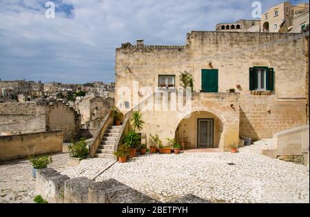 Rues en pierre et bâtiments à Matera avec vue sur le centre historique Sasso Caveoso de la vieille ville ancienne Sassi di Matera, capitale européenne de la culture, UNES Banque D'Images