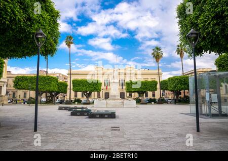 Zone archéologique place Ipogea Piazza Italia, bâtiment de préfecture et palmiers verts dans le centre historique de la ville Reggio de Calabre, Souther Banque D'Images