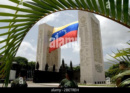 Le drapeau vénézuélien est vu lors d'un défilé militaire à Caracas, Venezuela, mercredi 05 juillet 2006. Le défilé militaire a été de célébrer le 195ème anniversaire de l'indépendance vénézuélienne de l'Espagne. (ALTERPHOTOS/Alvaro Hernandez) Banque D'Images