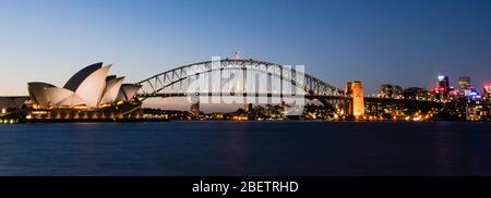 Vue magnifique sur l'Opéra de Sydney et les gratte-ciel la nuit Banque D'Images