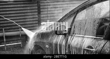 Voiture dans le lavage de voiture industriel, l'hygiène et le nettoyage des véhicules Banque D'Images