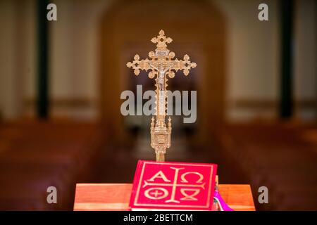 Un service de Pâques est diffusé en direct à l'église catholique Saint Patrick de Denison, Texas, le 12 avril 2020. Le service a été diffusé en direct en raison de COVID-19. Banque D'Images