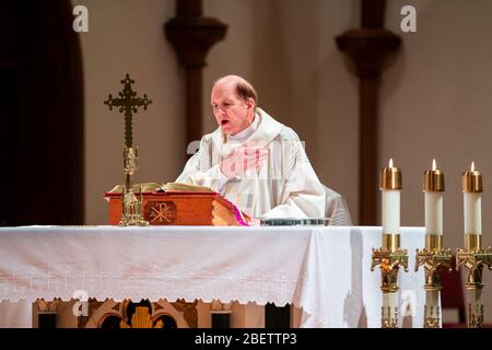 Un service de Pâques est diffusé en direct à l'église catholique Saint Patrick de Denison, Texas, le 12 avril 2020. Le service a été diffusé en direct en raison de COVID-19. Banque D'Images