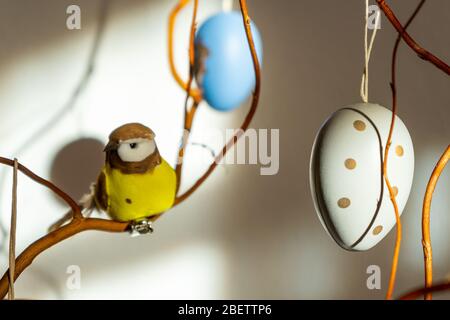 Branches de décoration de Pâques dans un vase avec œufs et oiseau 2020 Banque D'Images