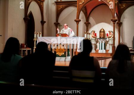 Un service de Pâques est diffusé en direct à l'église catholique Saint Patrick de Denison, Texas, le 12 avril 2020. Le service a été diffusé en direct en raison de COVID-19. Banque D'Images