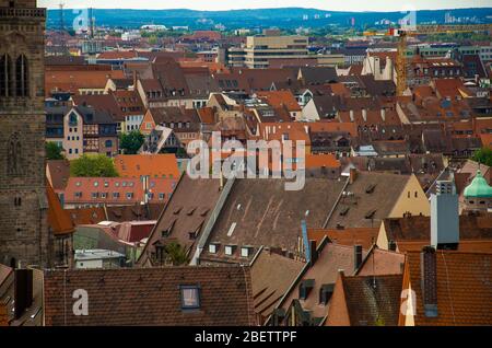 Vue sur les toits d'orange de la vieille ville historique de Nuremberg Nurnberg, région de Mittelfranken, Bavière, Allemagne Banque D'Images