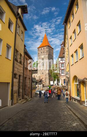 Ancienne tour médiévale Tiergartsnertorturm et bâtiments traditionnels dans les rues de Nuremberg Nurnberg ville, région de Mittelfranken, Bavière, Allemagne Banque D'Images