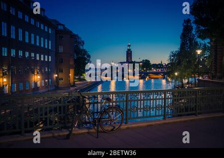 Vélo, vélo près de la rampe de pont et de la tour de l'hôtel de ville de Stockholm (Stadshuset), lieu du prix Nobel sur l'île Kungsholmen, lac Malaren eau Banque D'Images