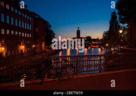 Vélo, vélo près de la rampe de pont et de la tour de l'hôtel de ville de Stockholm (Stadshuset), lieu du prix Nobel sur l'île Kungsholmen, lac Malaren eau Banque D'Images