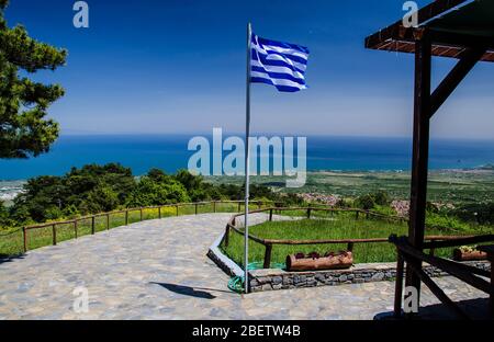 Vue panoramique sur le golfe de Thermaikos, la mer Égée et la péninsule de Khalkidiki ou de Halkidiki, vue depuis les montagnes d'Olympus, près de la construction d'un café taverne avec fl Banque D'Images