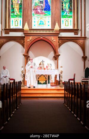 Un service de Pâques est diffusé en direct à l'église catholique Saint Patrick de Denison, Texas, le 12 avril 2020. Le service a été diffusé en direct en raison de COVID-19. Banque D'Images