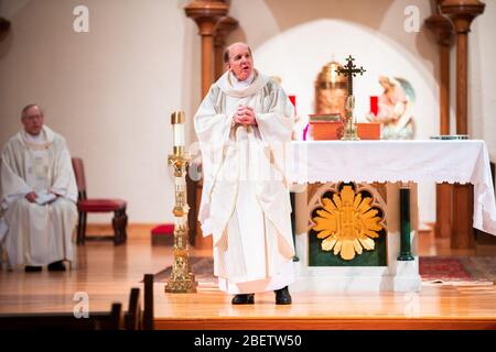 Un service de Pâques est diffusé en direct à l'église catholique Saint Patrick de Denison, Texas, le 12 avril 2020. Le service a été diffusé en direct en raison de COVID-19. Banque D'Images