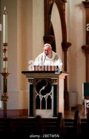 Un service de Pâques est diffusé en direct à l'église catholique Saint Patrick de Denison, Texas, le 12 avril 2020. Le service a été diffusé en direct en raison de COVID-19. Banque D'Images