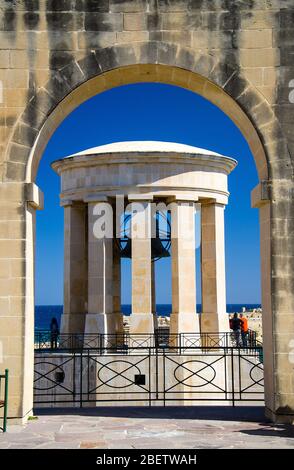 Siège de la seconde Guerre mondiale Mémorial de la guerre de Bell par des arches dans les jardins de Barrakka inférieurs, la Valette, Malte Banque D'Images