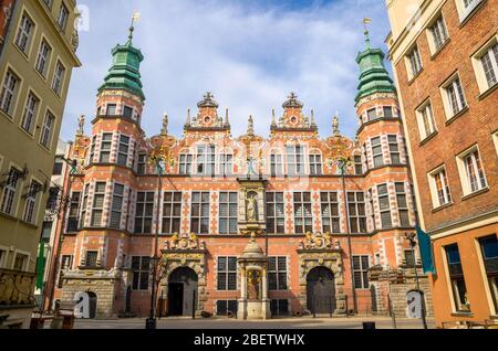 Académie des Beaux-Arts (Grand Armory) avec une façade et des tours étonnantes avec des flèches, vue de la rue Piwna dans le vieux centre historique de la ville, bleu ciel blanc c Banque D'Images