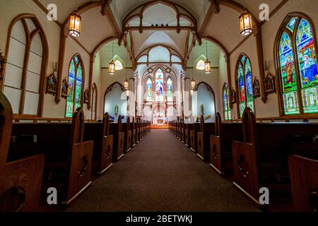 Un service de Pâques est diffusé en direct à l'église catholique Saint Patrick de Denison, Texas, le 12 avril 2020. Le service a été diffusé en direct en raison de COVID-19. Banque D'Images