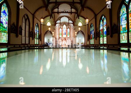 Un service de Pâques est diffusé en direct à l'église catholique Saint Patrick de Denison, Texas, le 12 avril 2020. Le service a été diffusé en direct en raison de COVID-19. Banque D'Images