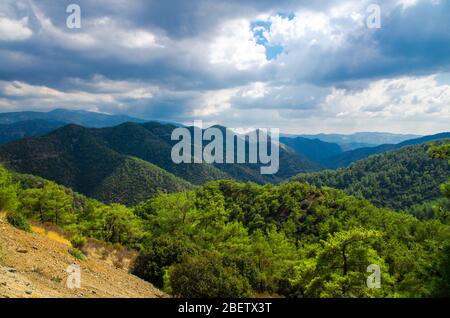 Vue panoramique depuis le monastère de Kykkos, la région des montagnes de Troodos est entourée de collines verdoyantes et de forêts de pins, devant le ciel nuageux de Chypre Banque D'Images