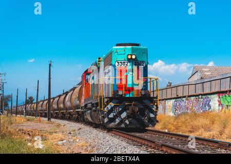 SANTIAGO, CHILI - DÉCEMBRE 2015 : un train de marchandises à Maipú Banque D'Images