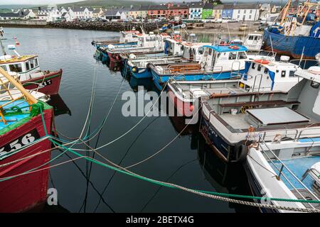 Bateaux de pêche amarrés dans le port de Doolin, Irlande Banque D'Images