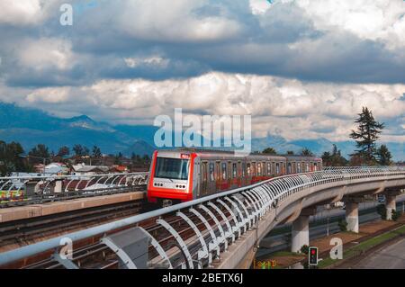 SANTIAGO, CHILI - JUILLET 2016 : un métro de Santiago près de la gare Trinidad Banque D'Images