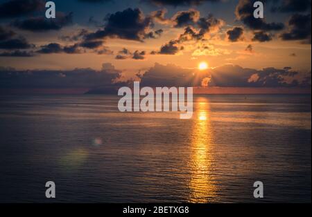 Vue aérienne de magnifique coucher de soleil, paysage marin et horizon infini avec ciel spectaculaire couleur avec nuages et volcan colline de montagne île Strombo Banque D'Images