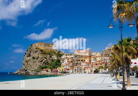 Magnifique village de la station balnéaire Scilla avec son vieux château médiéval sur le rocher Castello Ruffo, maisons traditionnelles italiennes colorées sur le Ty méditerranéen Banque D'Images