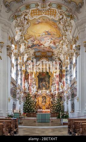 1 févr. 2020 - Steingaden, Allemagne: Façade avant avec autel principal à l'intérieur de l'église de pèlerinage de Wies Wieskirche Banque D'Images