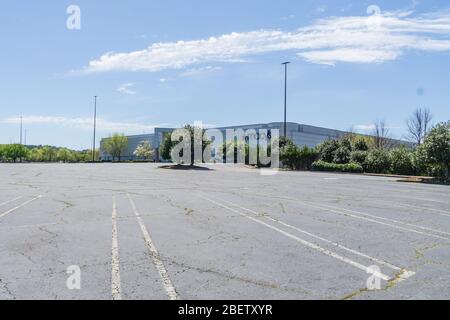 Kennesaw, GA / USA - 04/03/20: Grand magasin Macy's parking vide - fermeture et employés en coin de rue au centre commercial Cobb County Town Center - econo Banque D'Images