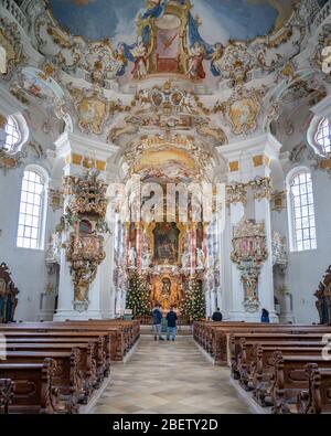 1 févr. 2020 - Steingaden, Allemagne: Les visiteurs admirent la façade avant avec l'autel principal à l'intérieur de l'église de pèlerinage de Wies Wieskirche Banque D'Images