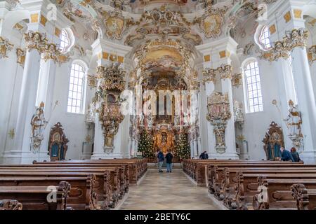 1 févr. 2020 - Steingaden, Allemagne: Les visiteurs admirent la façade avant avec l'autel principal à l'intérieur de l'église de pèlerinage de Wies Wieskirche Banque D'Images