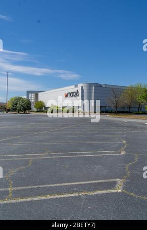 Kennesaw, GA / USA - 04/03/20: Grand magasin Macy's parking vide - fermeture et employés en coin de rue au centre commercial Cobb County Town Center - econo Banque D'Images