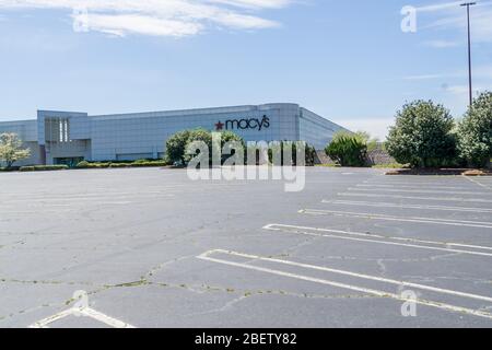 Kennesaw, GA / USA - 04/03/20: Grand magasin Macy's parking vide - fermeture et employés en coin de rue au centre commercial Cobb County Town Center - econo Banque D'Images